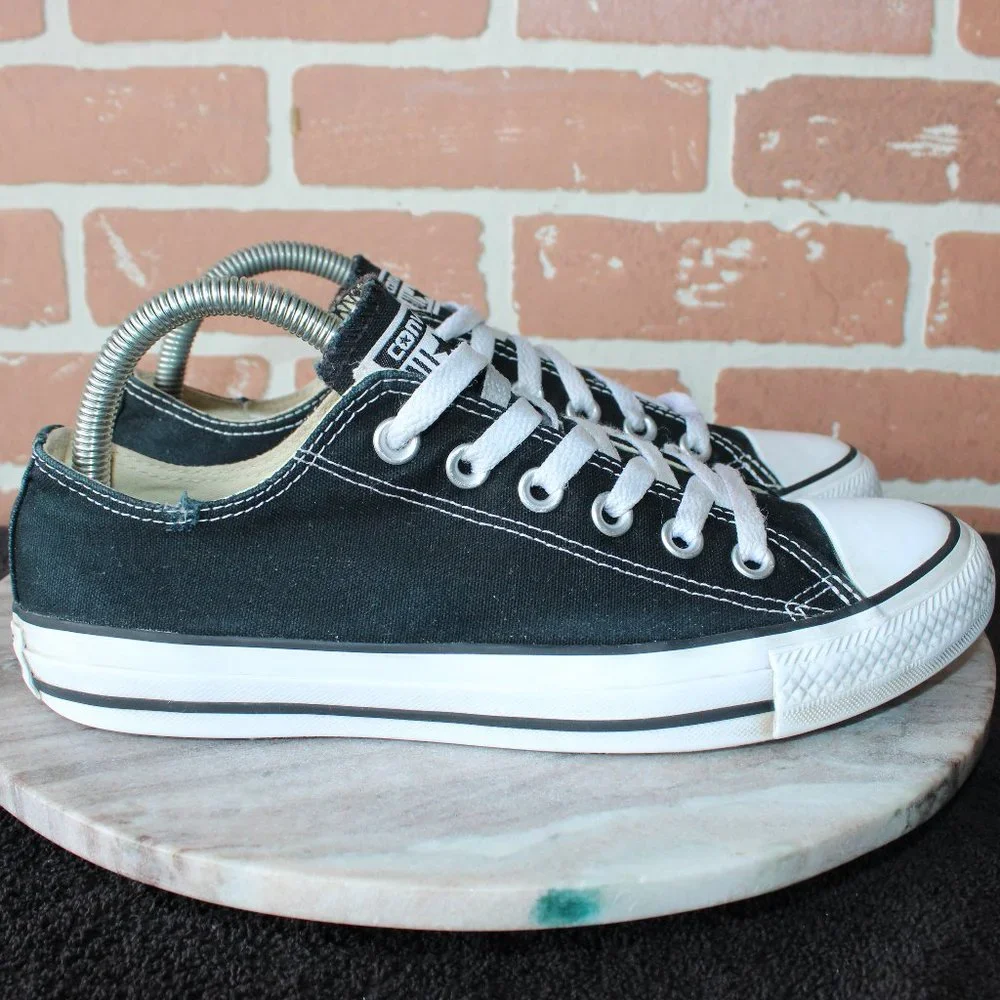 Converse Chuck Taylor All Star Low Shoes Womens Size 8 Athletic Canvas Sneakers.
